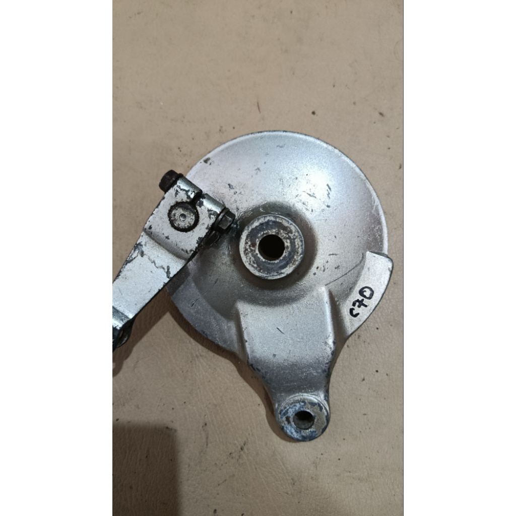 Original cover tutup tromol dudukan kampas rem belakang C70 C800 C700