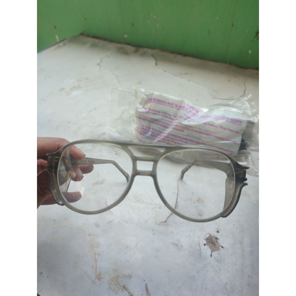 Kacamata Safety Hitam& Putih Sayap Australian Standard /AeroSafety