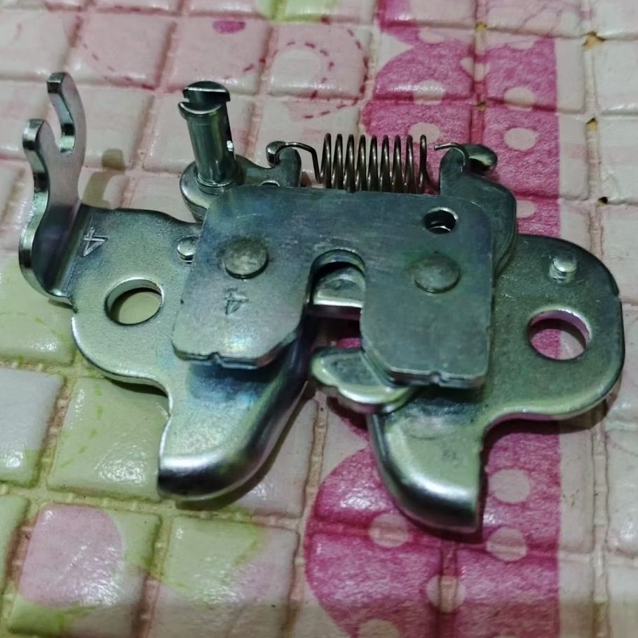 Engsel Kunci Jok Motor Yamaha Original - Tahan Lama, Anti Karat, Cocok untuk Vega ZR, Jupiter Z, MX 