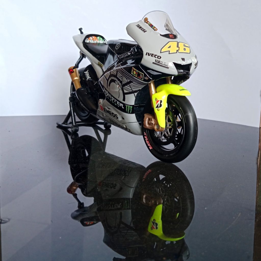 Diecast MotoGP Newray 1:12 Custom  Test Bike 2013 Rossi 46 Team Yamaha Factory M1