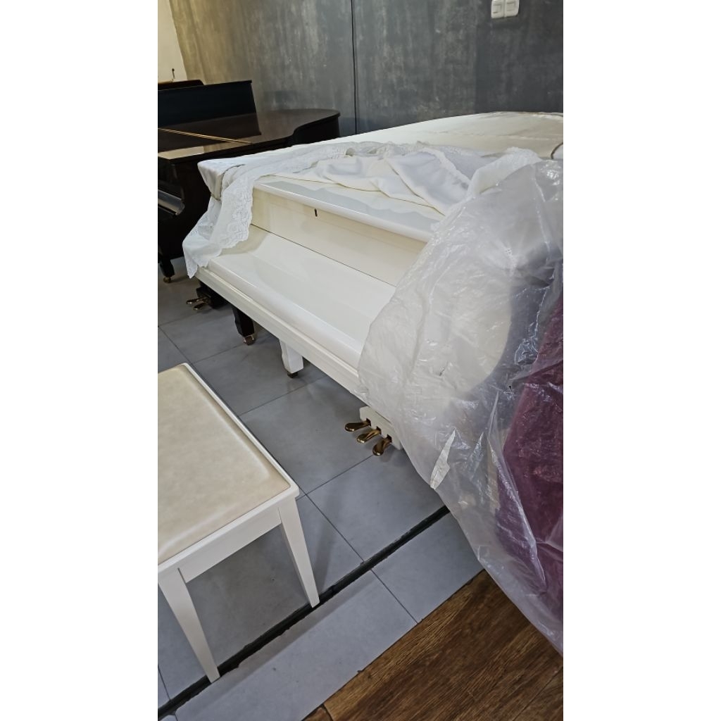 Piano Yamaha Grand G2E putih