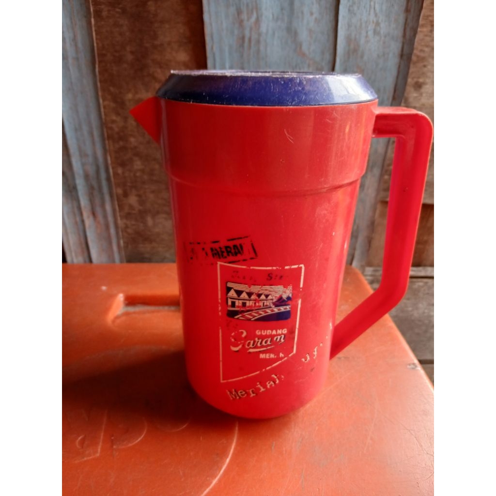 Hiasan meja teko air gudang garam merah iklan 95rb jadul antik vintage lawas kuno  display dianggap 
