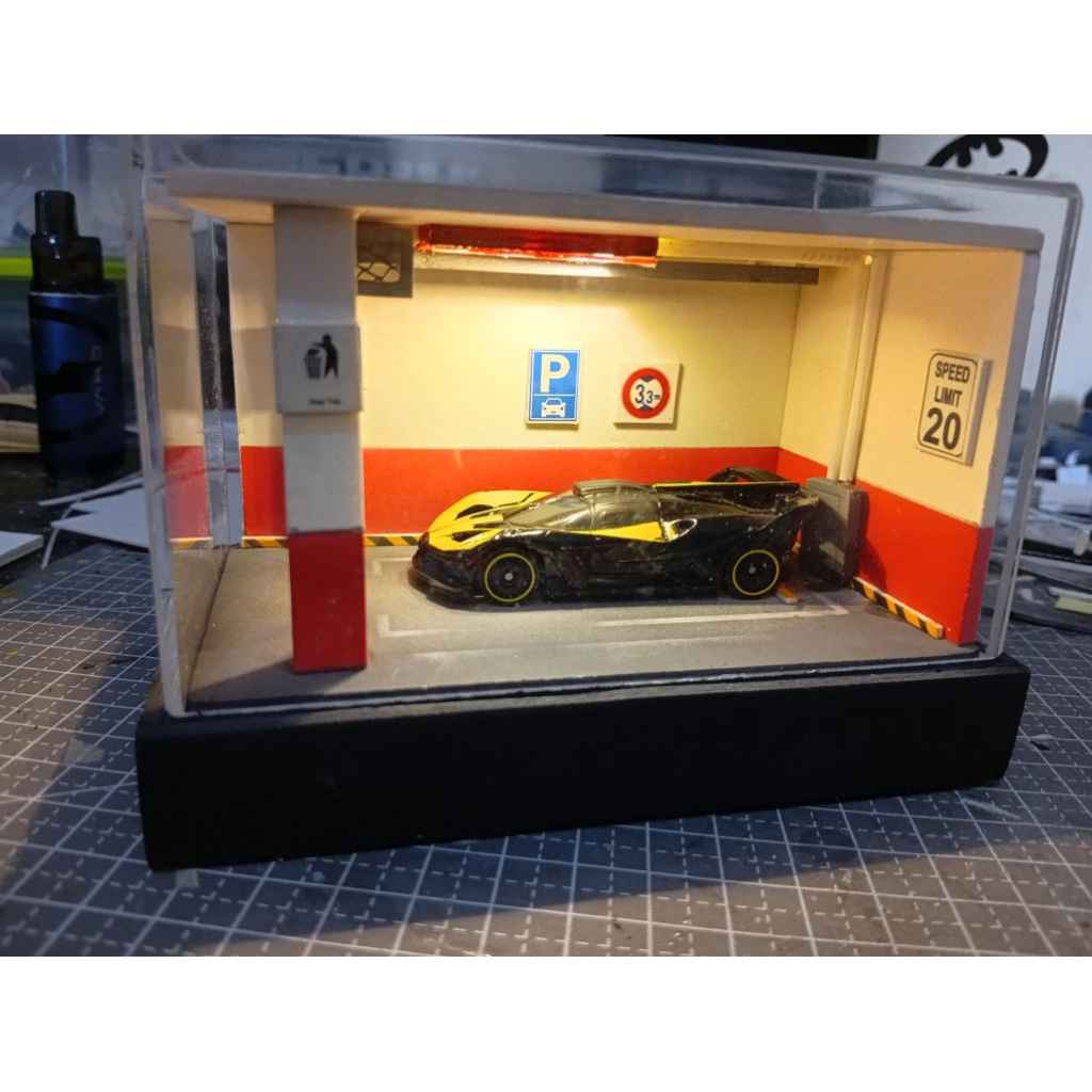 Diorama bengkel akrilik + mobil sesuai gambar