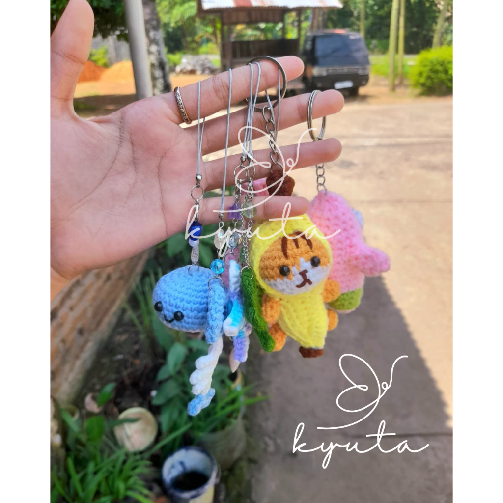 Amigurumi Banana Cat Keychain by Kyuta Handcraft | Handmade Crochet Keychain