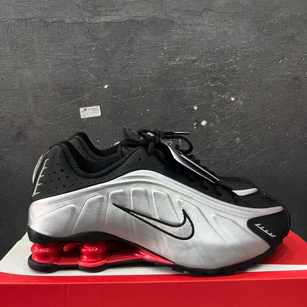 Hitam-Silver (Shox R4)