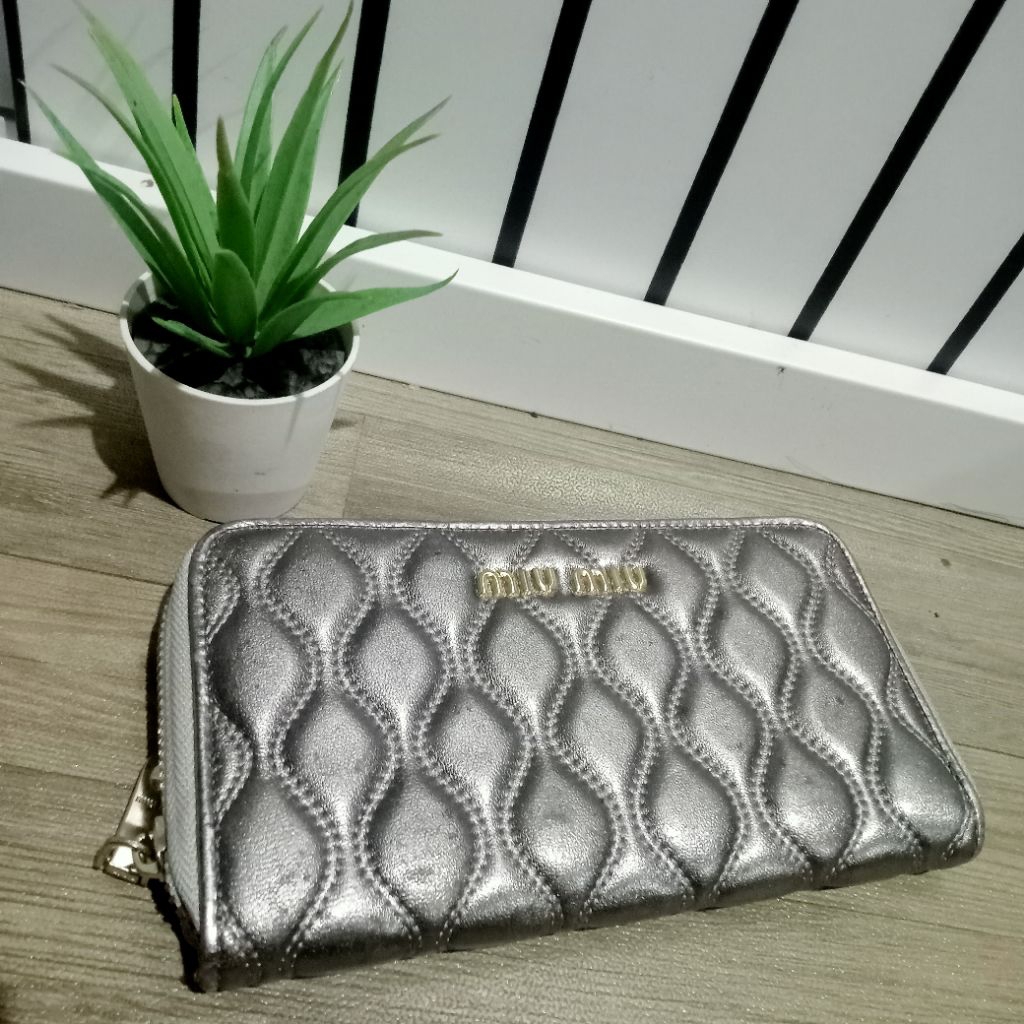 Dompet PL panjang miu silver minus turun warna