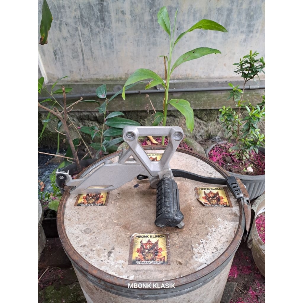 foot step depan cbr 150 r fi cbu thailand ORIGINAL footstep depan honda cbr 150 fi cbu thailand step