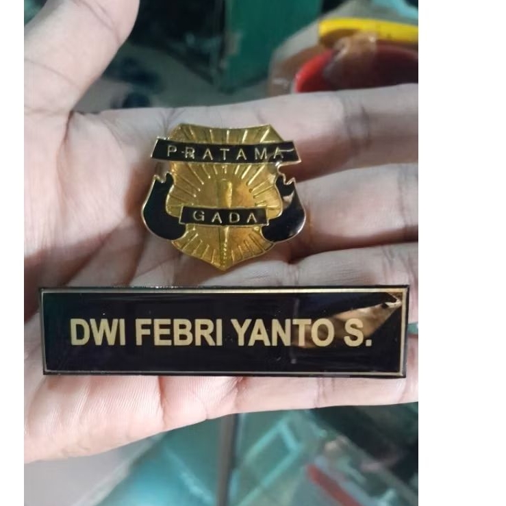 Nama dada security dan pin warna kuning gold sepaket