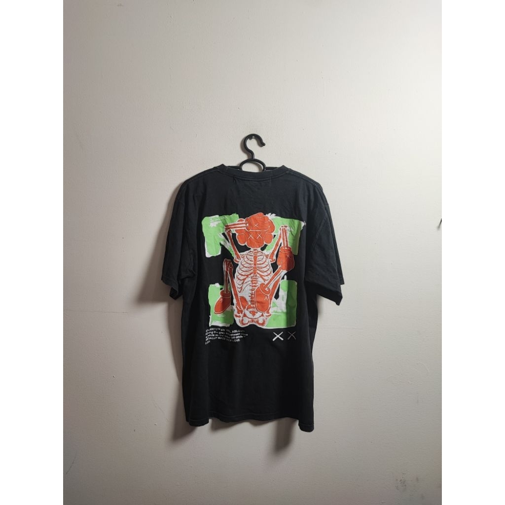 KAOS OFF WHITE X KAWS 2021 ORIGINAL?
