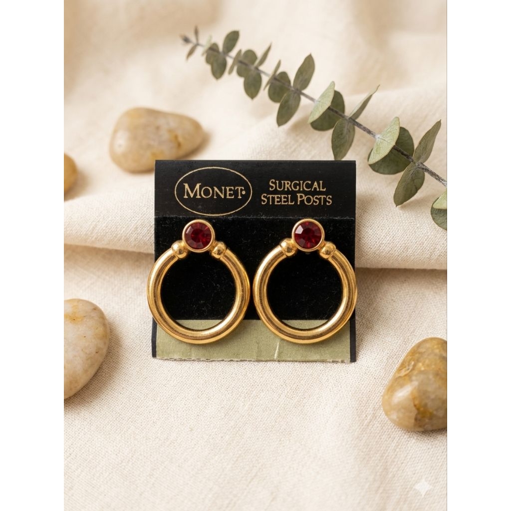 Monet Vintage Elegance: Anting Hoop Emas dengan Aksen Permata Merah