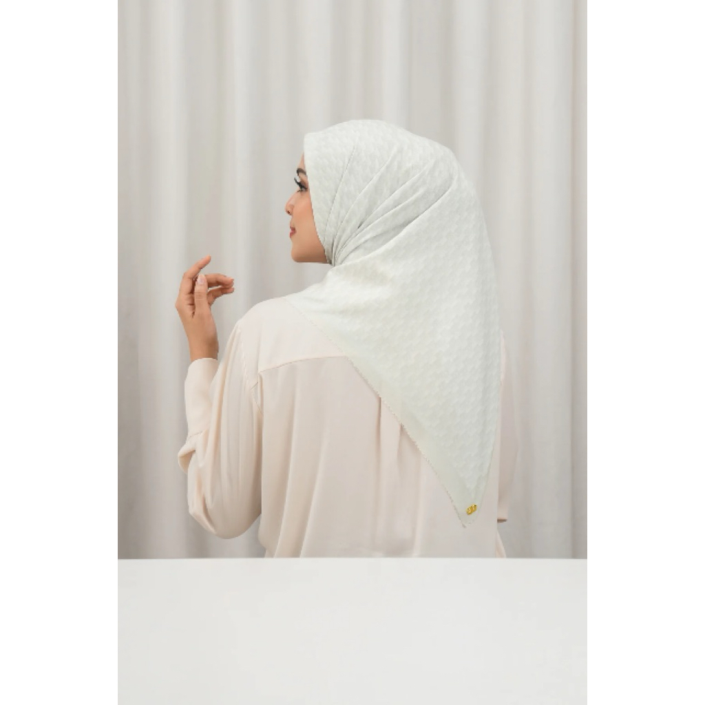 Buttonscarves Leena Monogram