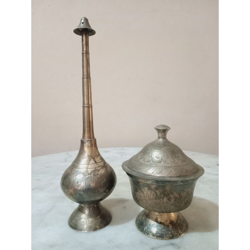 Set Botol Cucur Air Mawar Kuningan Antik