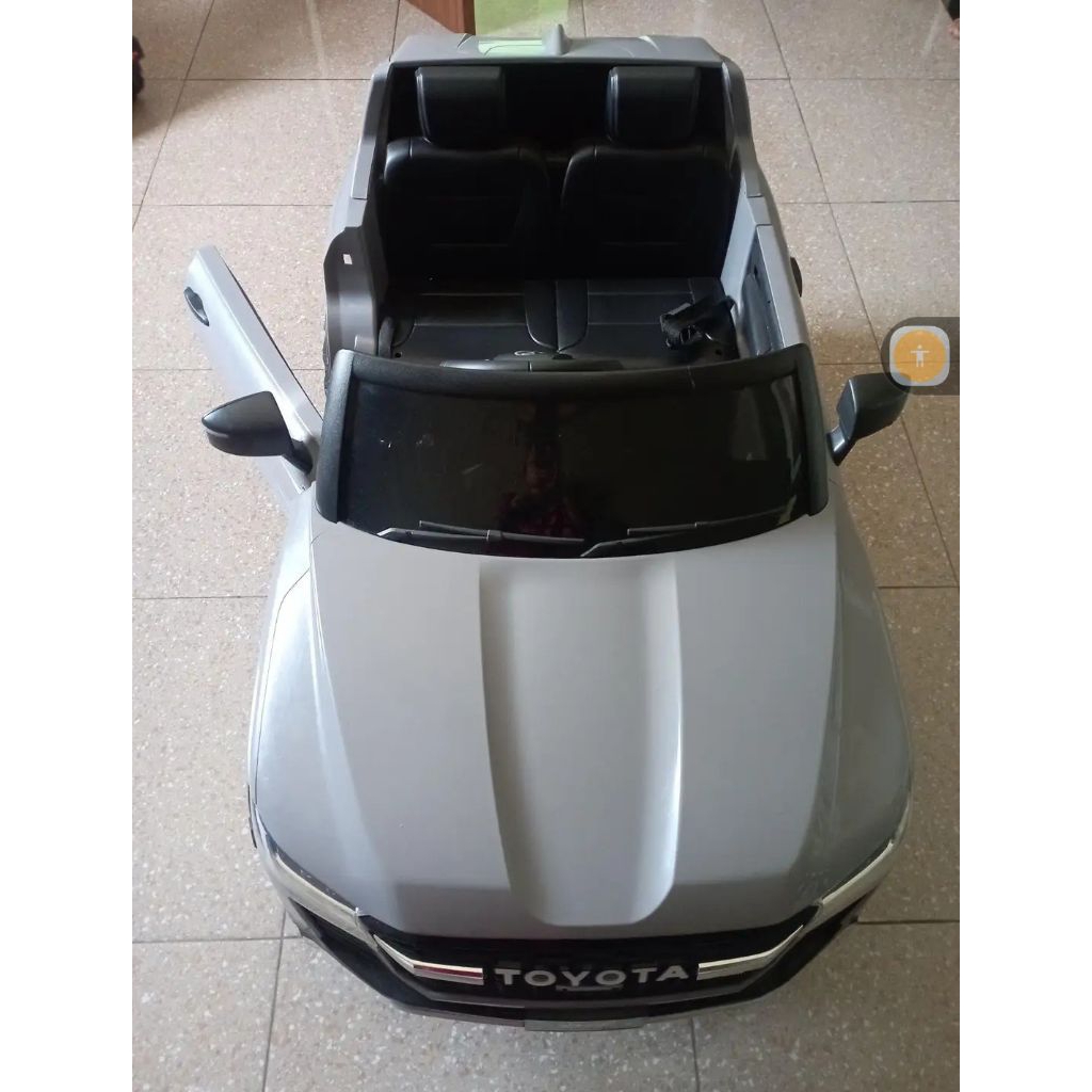 Preloved - Mobil Mainan Aki Remot Anak Land Cruiser Grey Lengkap Dengan Remot dan Charger