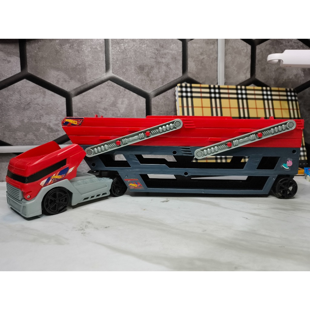 Truck hot wheels towing kontainer