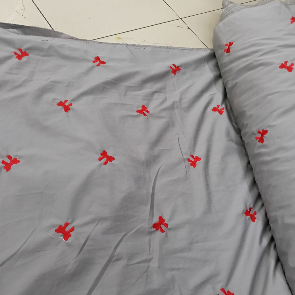 KAIN KATUN KOTAK BORDIR MOTIF PITA MERAH WARNA DASAR ABU ABU