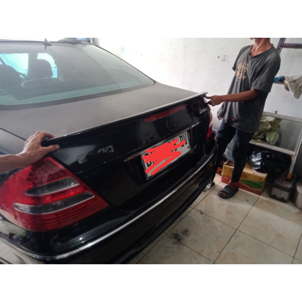 Trung spoiler/ Ducktail mercy W211 model AMG