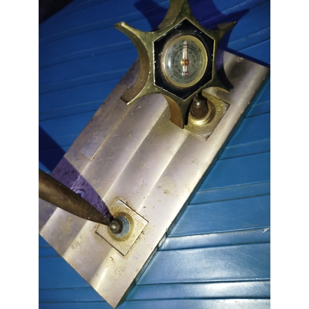 Barang  antik kuno dan pajangan display