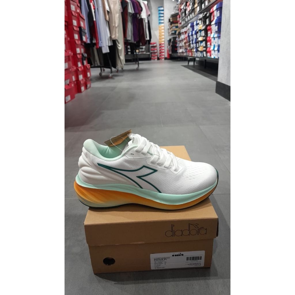 SIZE 39,40 DIADORA PICOLE WOMAN WHITE PUTIH RUNNING
