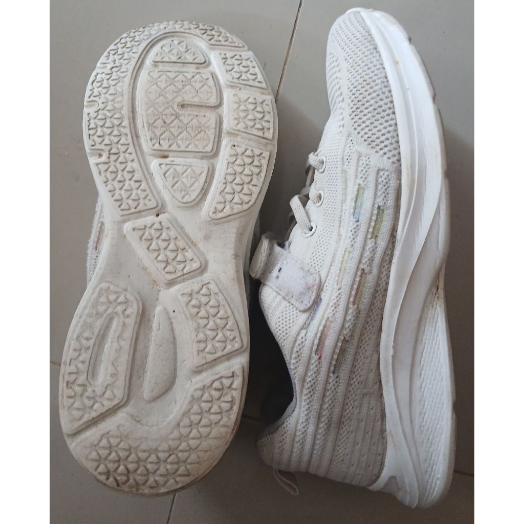 Sepatu putih size 37 duff