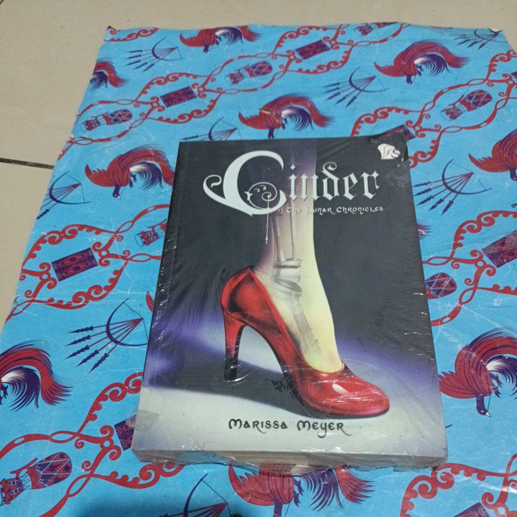 Novel marissa meyer - Cinder , The Lunar Chronicles