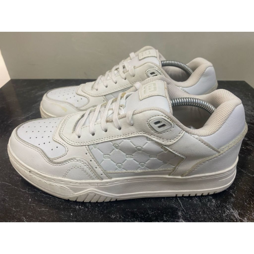 Sepatu dari brand G2 STORE - warna putih, ukuran 42 insole 26,5 cm, second original