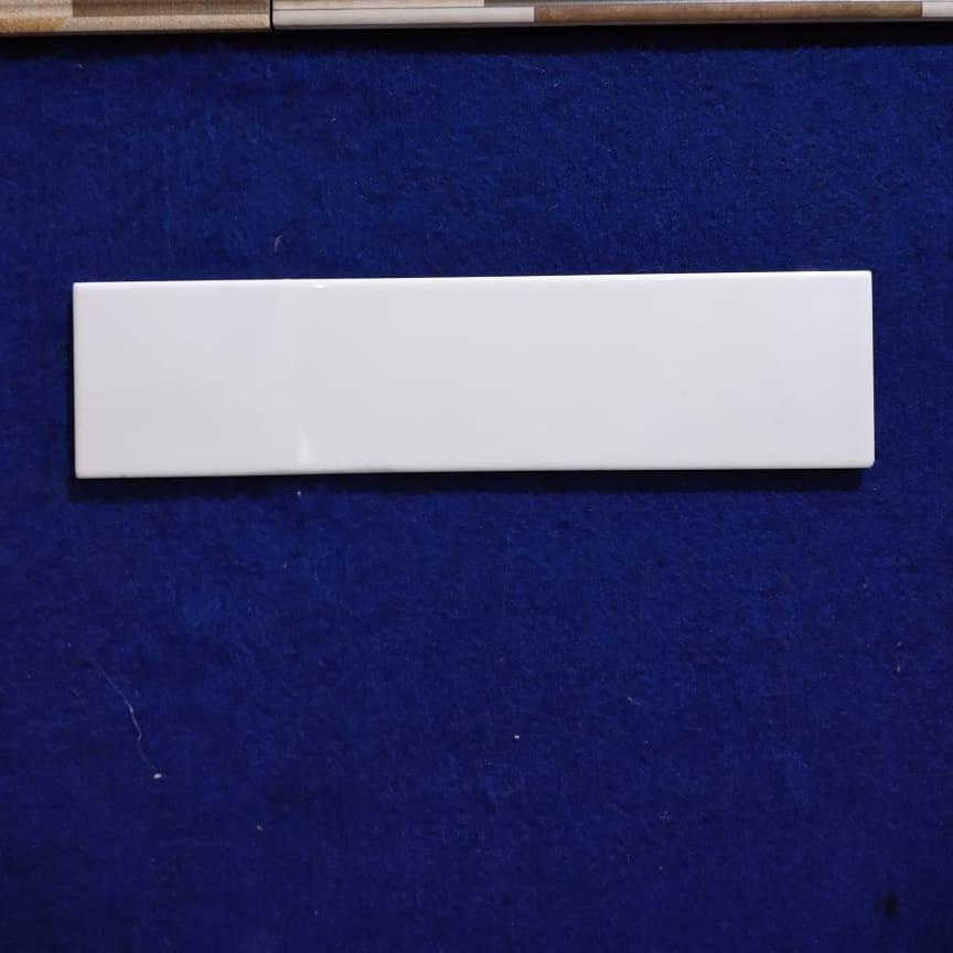 PLINT LANTAI KERAMIK GLOSSY WHITE 10X40 MULIA KW2