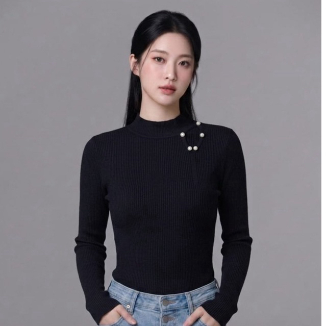 Baju rajut hitam dengan hiasan mutiara