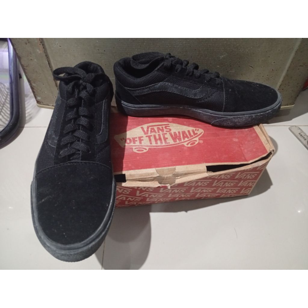 preloved sepatu vans hitam polos