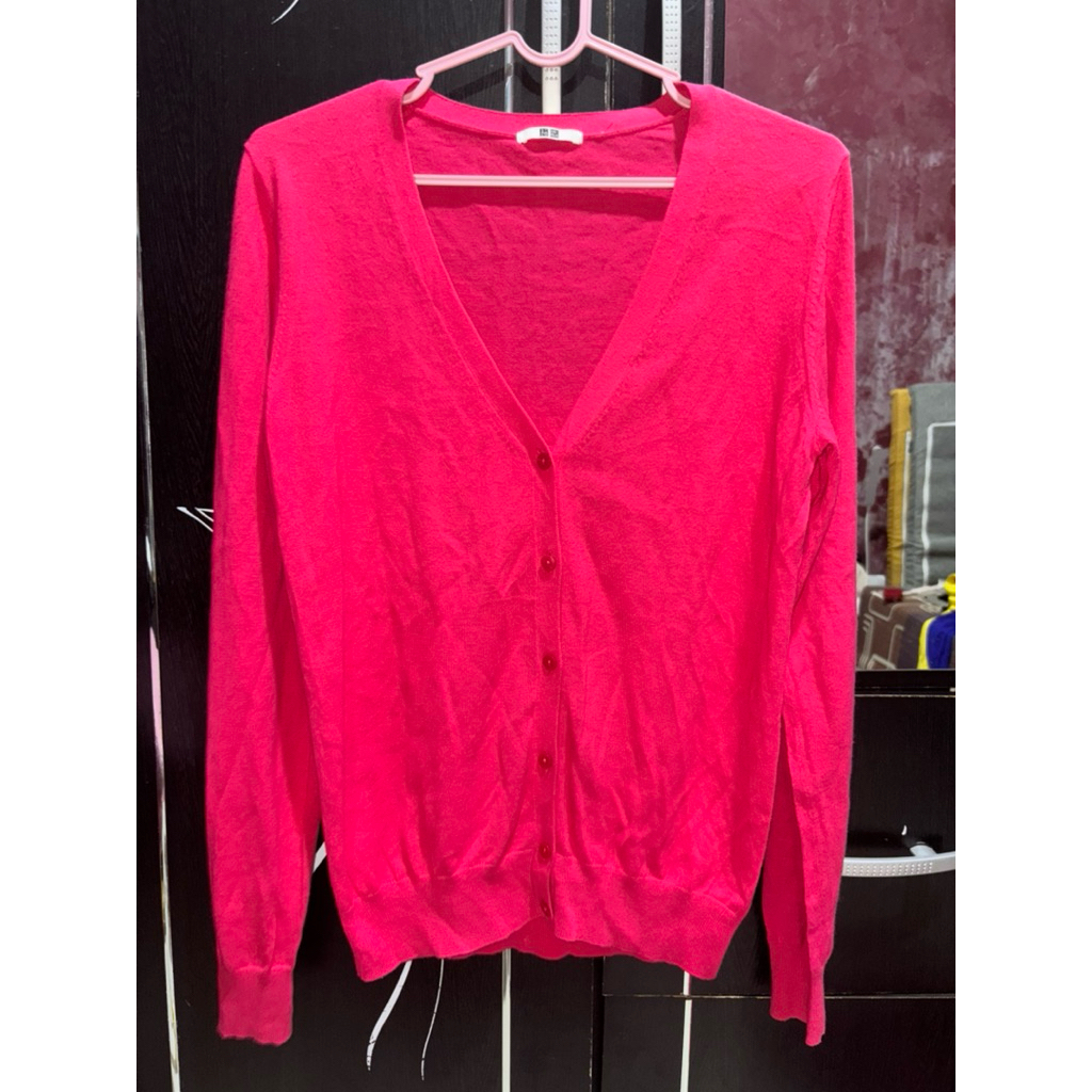 cardigan uniqlo pink fuschia tag bawah cutting