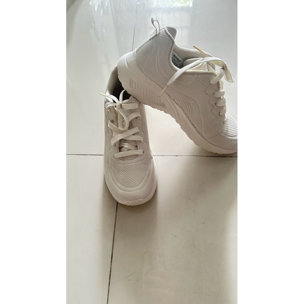 Sepatu skecher* putih preloved
