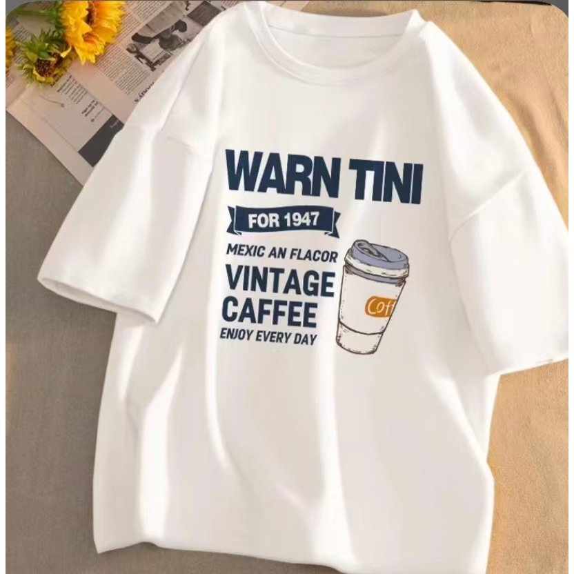 Desain cetakan tema kopi vintage dengan tulisan WARN TINI FOR 1947 dan ilustrasi gelas kopi yang uni