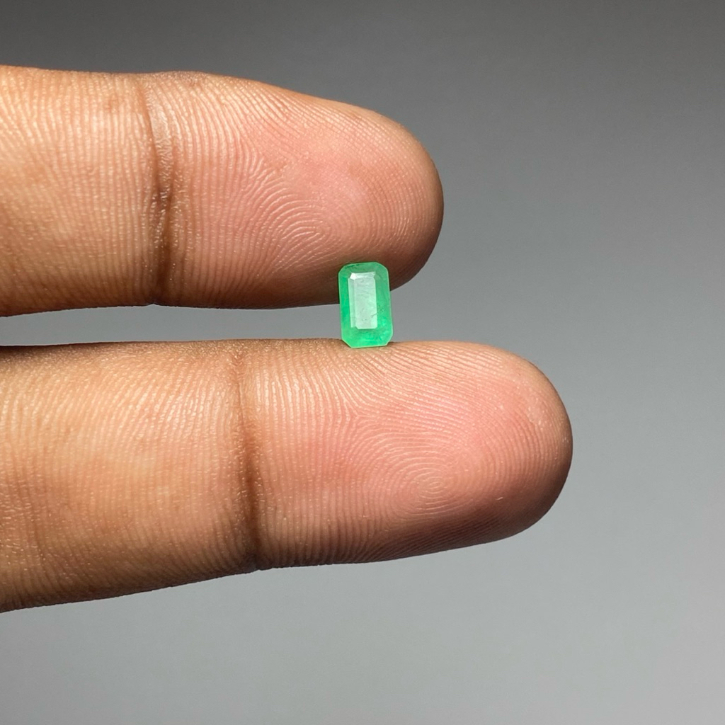Natural emerald beryl jamrud asli batu zamrud kotak kecil dim 7x4x3 Ct 0.50