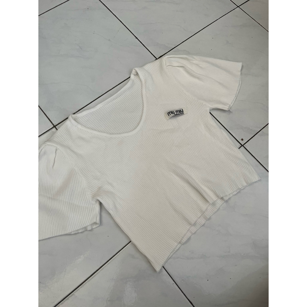 miu miu kaos crop top rajut