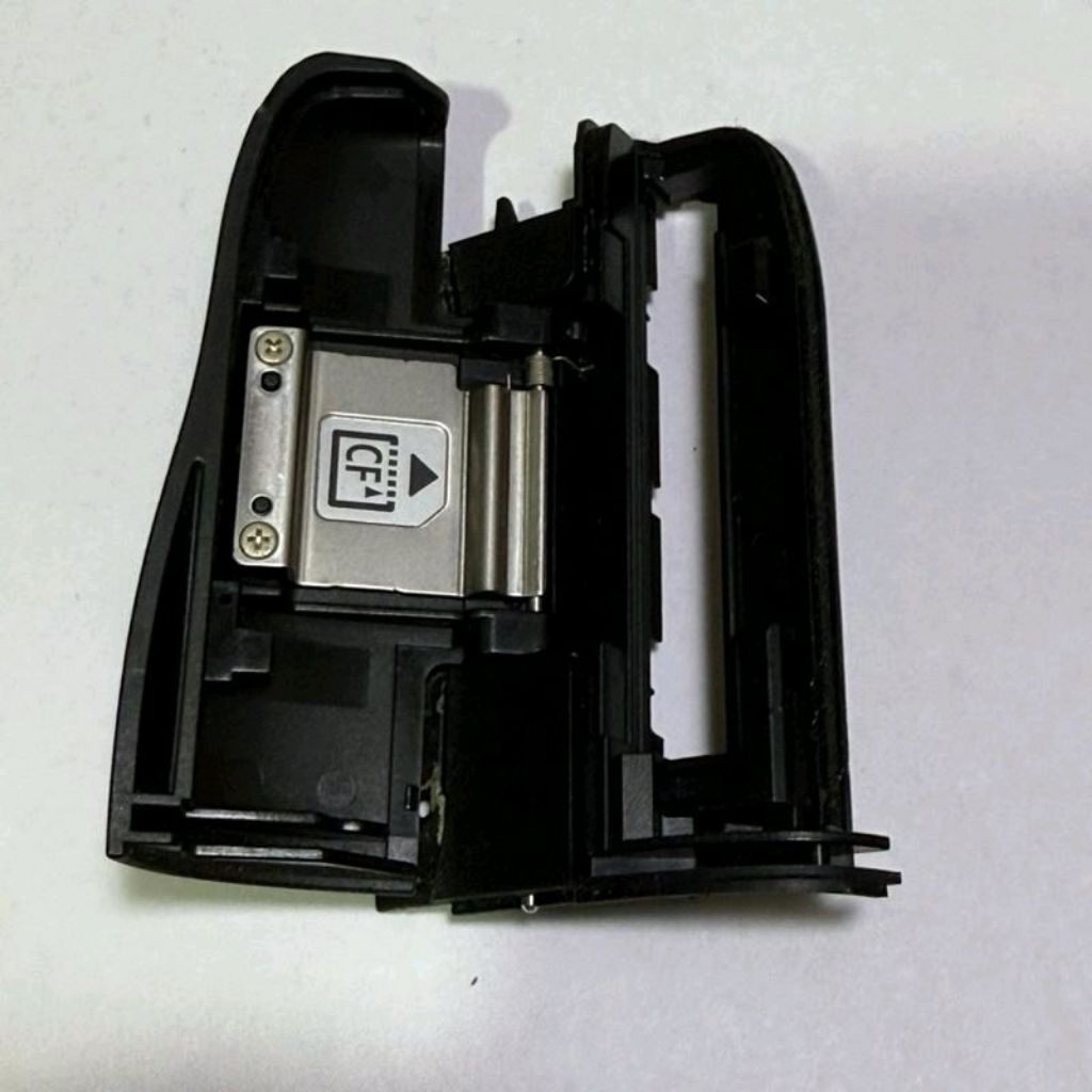 Penutup memori kamera Canon EOS 7D