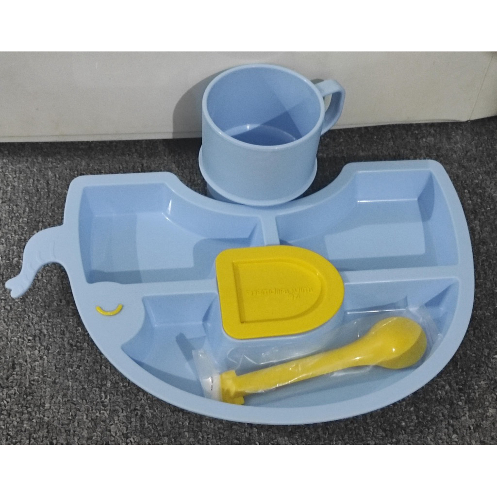 Set makan warna biru