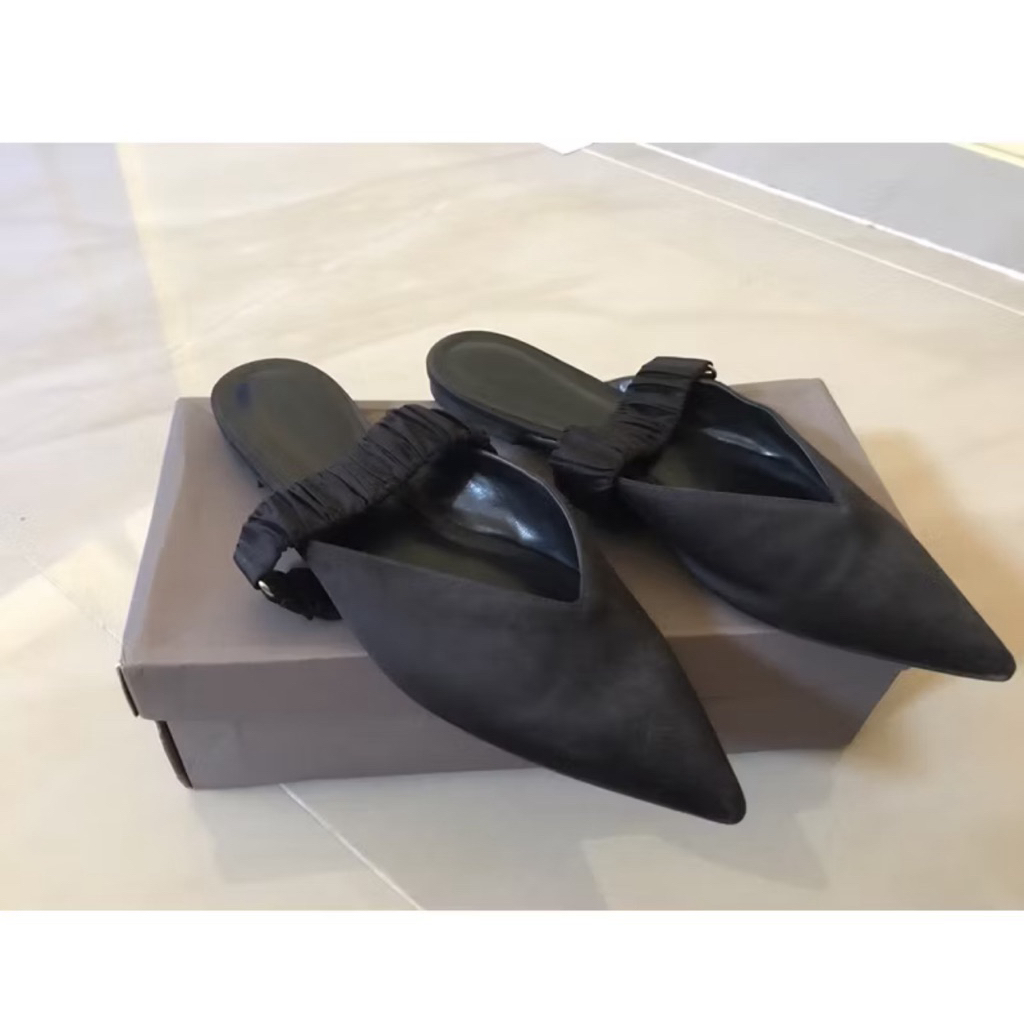Preloved sandal charles and keith