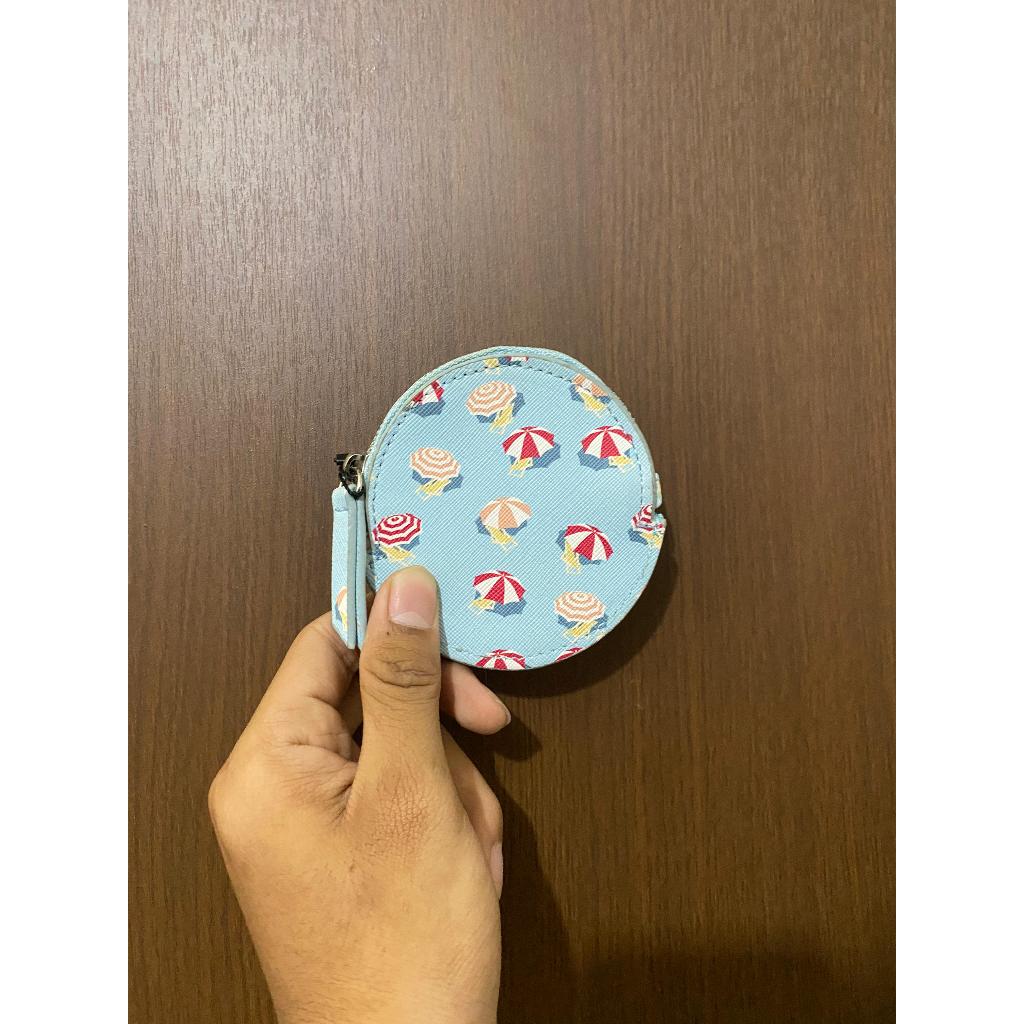 Mango round coin purse with a beach umbrella print