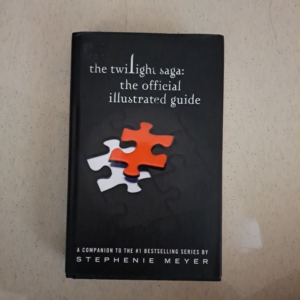 Buku The Twilight Saga: The Official Illustrated Guide by Stephenie Meyer