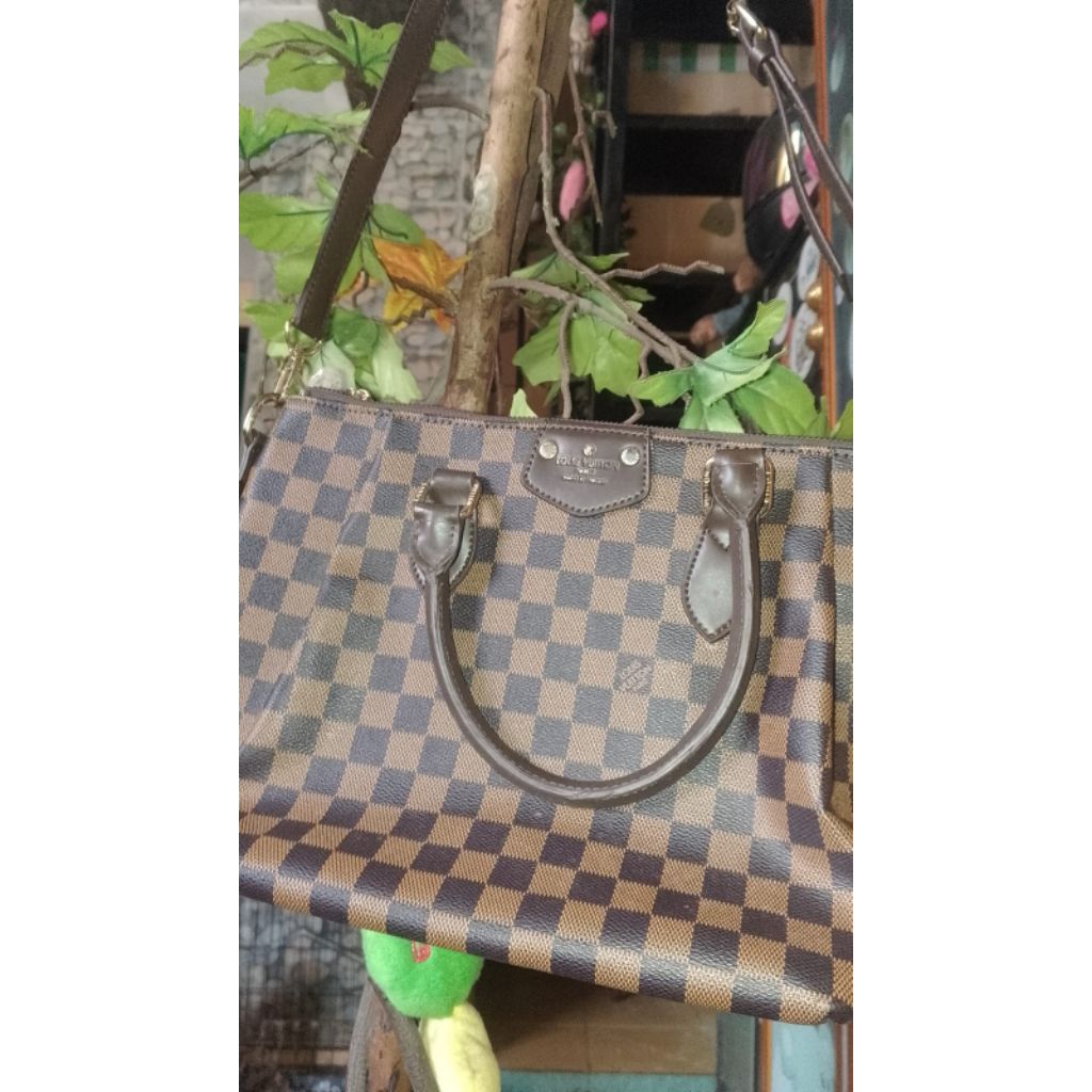 Tas selempang Louis Vuitton KW super preloved second
