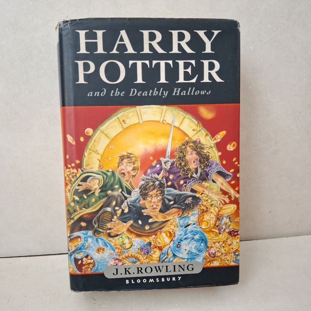Novel Harry Potter and The Deathly Hallows — J. K. Rowling (First Edition - Hard Cover)