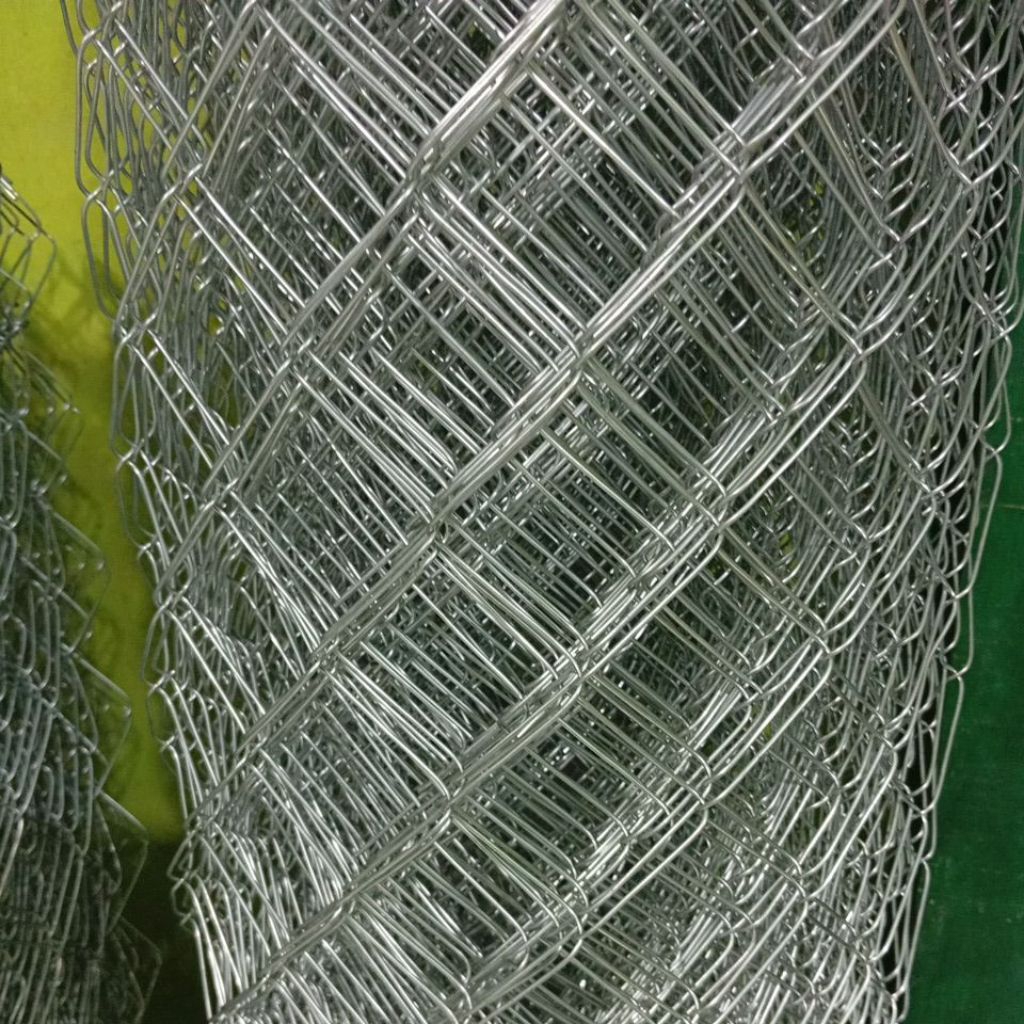 kawat harmonika galvanis lebar 1 meter, lubang 1,6 mm panjang kawat 25 meter/roll