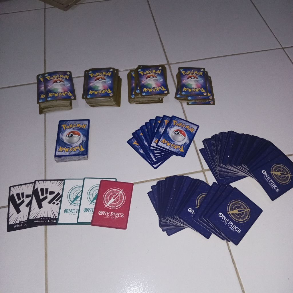 kartu pokemon dan one piece borongan ( +- 500 kartu )