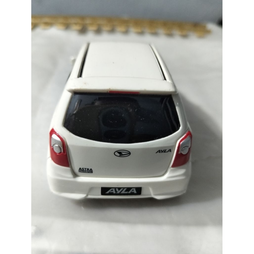 diecast Daihatsu Ayla putih