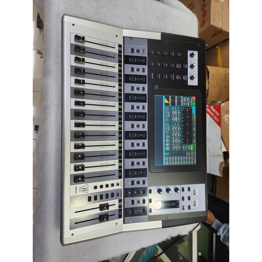 (FREE PAKING KAYU) Mixer Audio Digital Beyer DMD32 / DMD-32 Hitam Perak Layar LCD Dengan Banyak Fader Dan Tombol