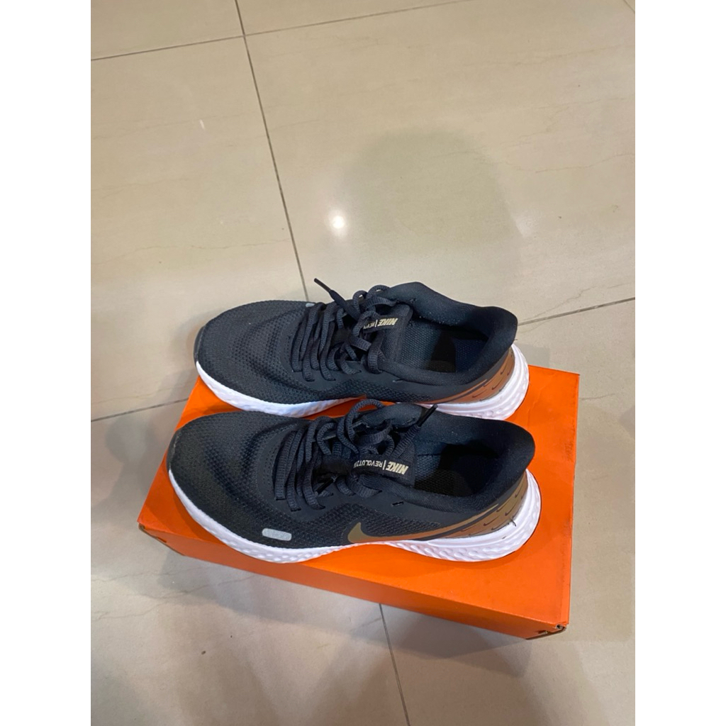Sepatu Running Nike Hitam Wanita Wmns Nike Revolution 5 PRM UK 3
