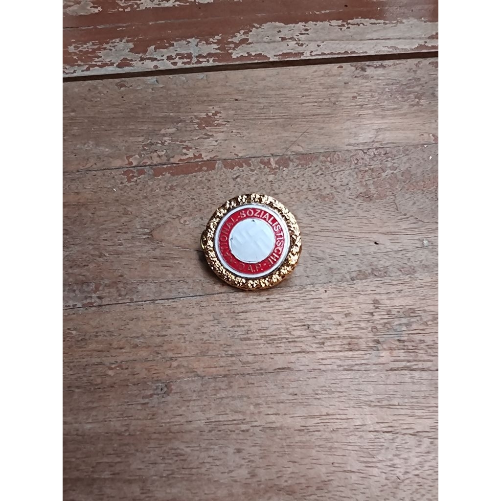 Pin Badge German Gold Badge NSDAP WW2 WWII Metal Enamel Reproduksi