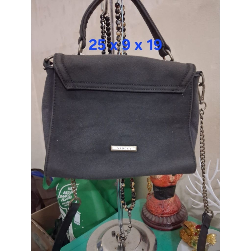 Tas selempang branded Vinci uk 25 x 9 x 19 
Limited edition 
Barang terawat 
Pemakaian pribadi