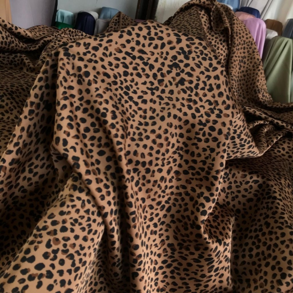 kain silk motif ~ kain satin premium motif leopard ~ kain silk motif macan tutul halus lembut dwn