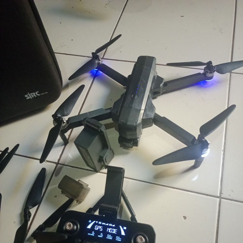 Drone sjrc f11s V2 4k pro versi 3km bekas normal fisik kurang mulus tpi normal dapt 2baterai flat