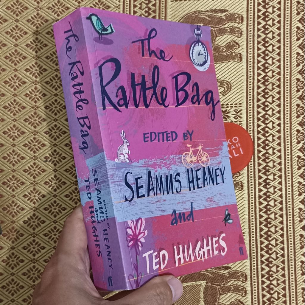 Buku The Rattle Bag edited by Seamus Heaney and Ted Hughes